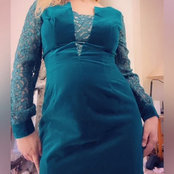 Handmade emerald Velvet Gown with Lace Sleeves - Picture 2 of 3